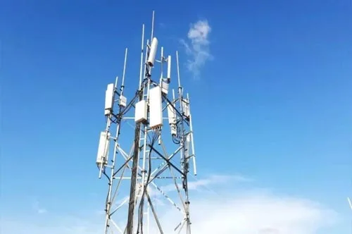Railway/highway communication base stations